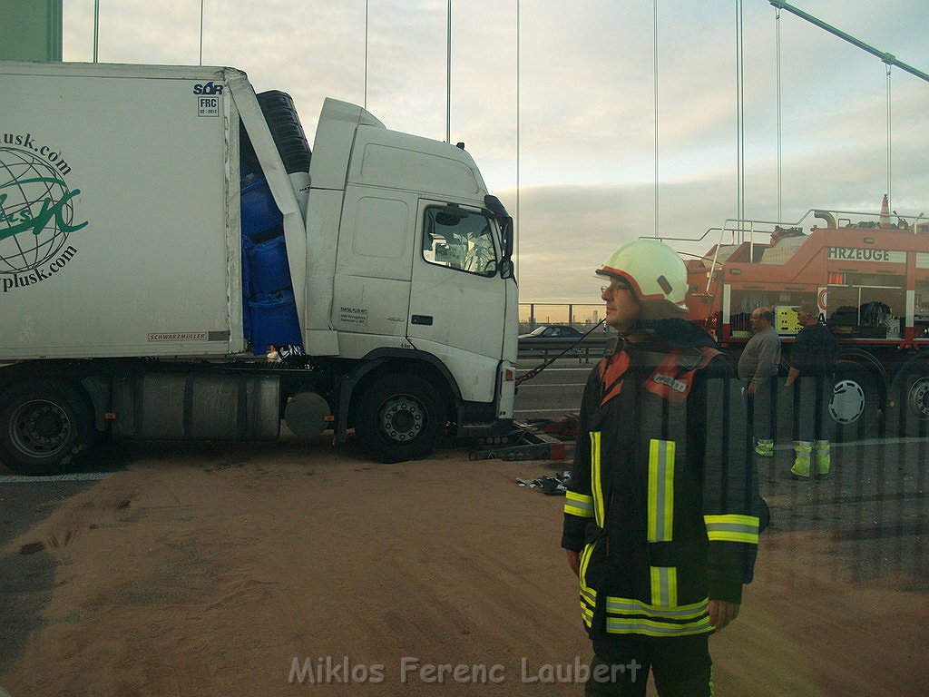 VU 4 LKW s Rodenkirchnerbruecke Rich Olpe P171.JPG